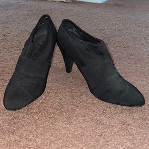 Black ankle boots with medium heel